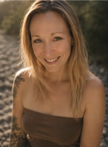 Angie im Porträt in warmem Abendlicht